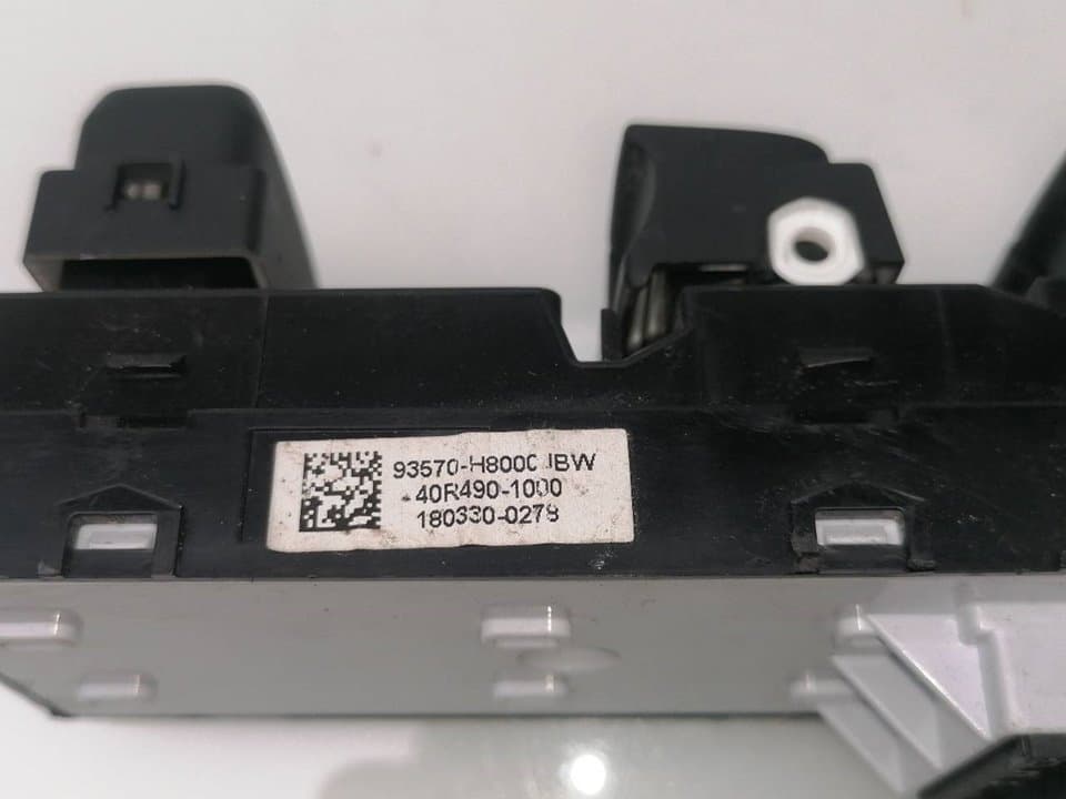 Mando elevalunas delantero izquierdo KIA STONIC 2