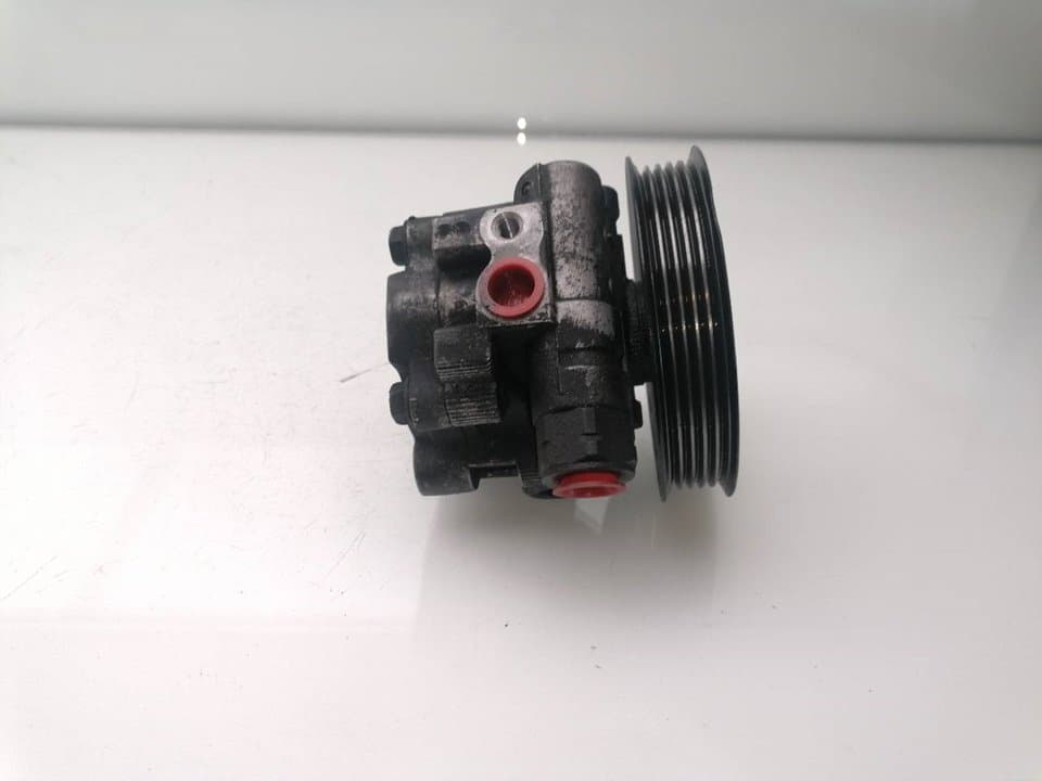 Bomba direccion TOYOTA AVENSIS