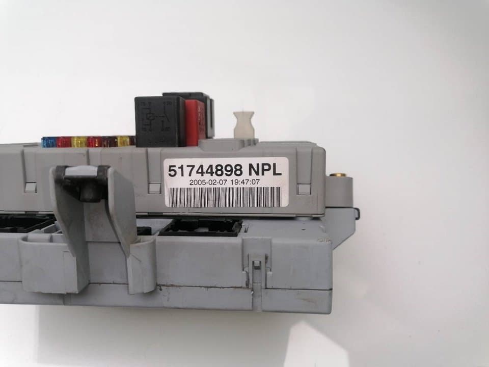 Caja reles / fusibles FIAT PUNTO (199) 4