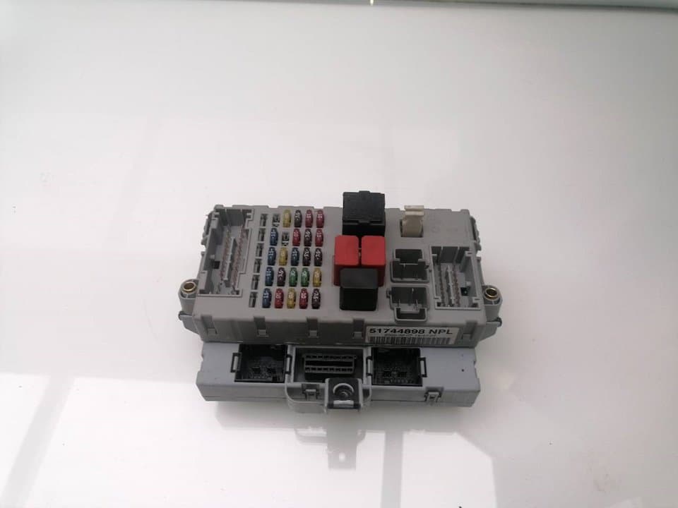 Caja reles / fusibles FIAT PUNTO (199)