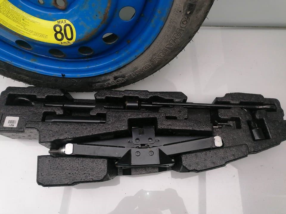 Soporte rueda repuesto KIA CARENS ( ) 2