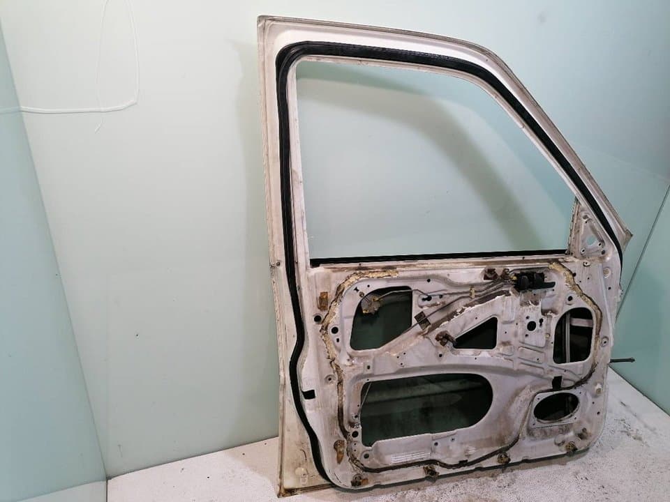 Puerta delantera izquierda NISSAN TERRANO/TERRANO.II (R20) 3