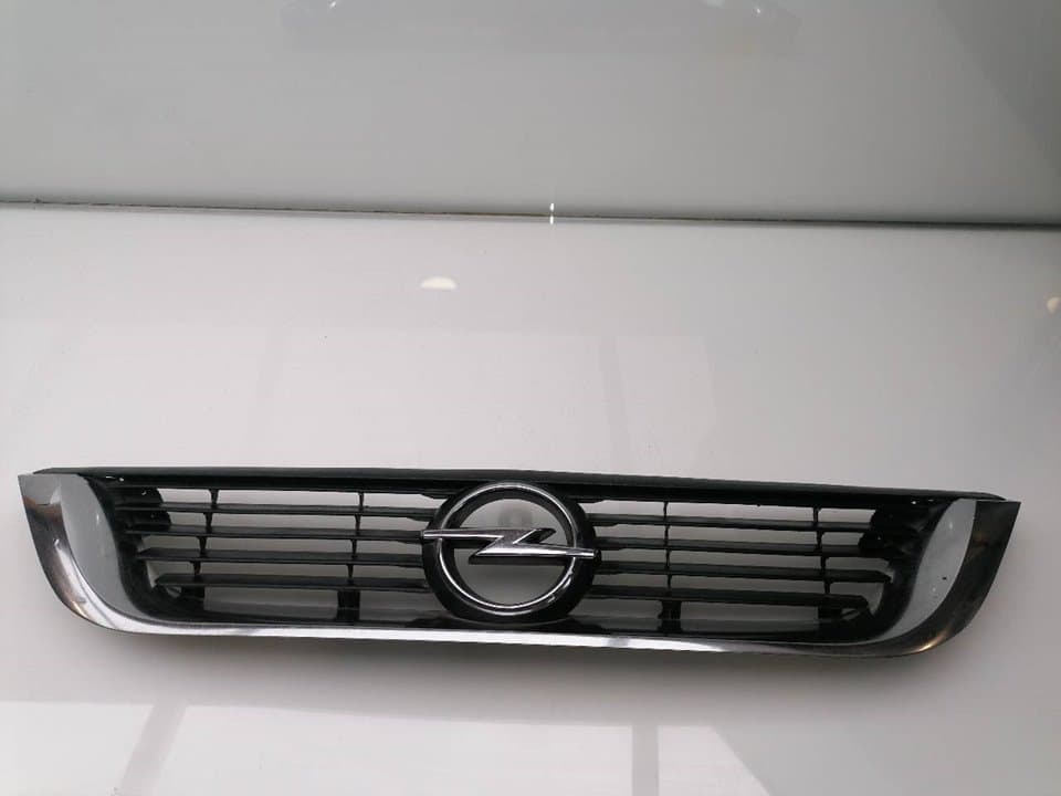 Rejilla delantera OPEL VECTRA B BERLINA