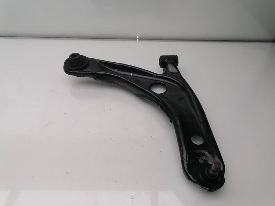 Brazo suspension inferior delantero derecho TOYOTA YARIS (NCP1/NLP1/SCP1)