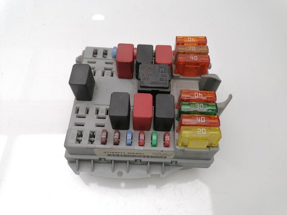 Caja reles / fusibles FIAT DOBLO
