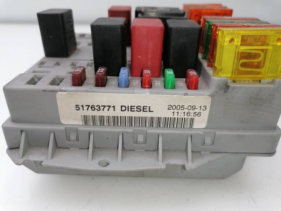 Caja reles / fusibles FIAT DOBLO 2