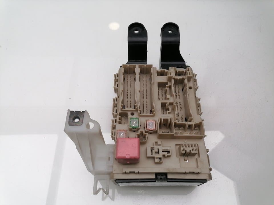 Caja reles / fusibles TOYOTA AVENSIS