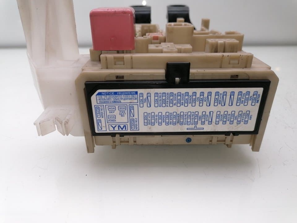 Caja reles / fusibles TOYOTA AVENSIS 4
