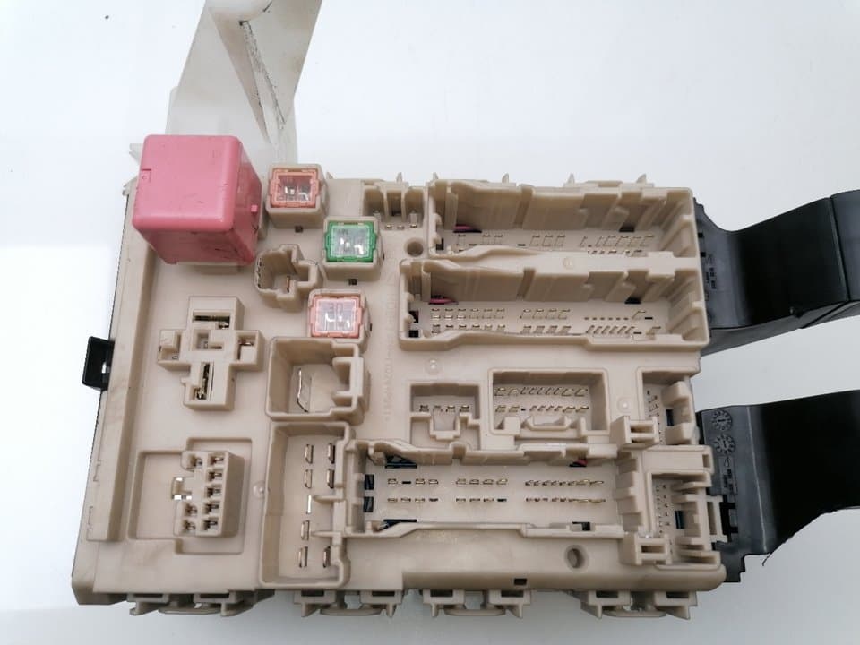 Caja reles / fusibles TOYOTA AVENSIS 3