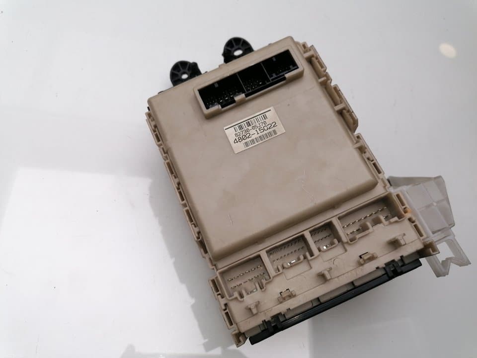 Caja reles / fusibles TOYOTA AVENSIS 2