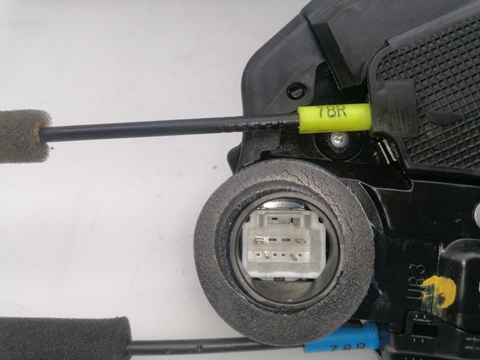Cerradura puerta trasera derecha TOYOTA AVENSIS 2