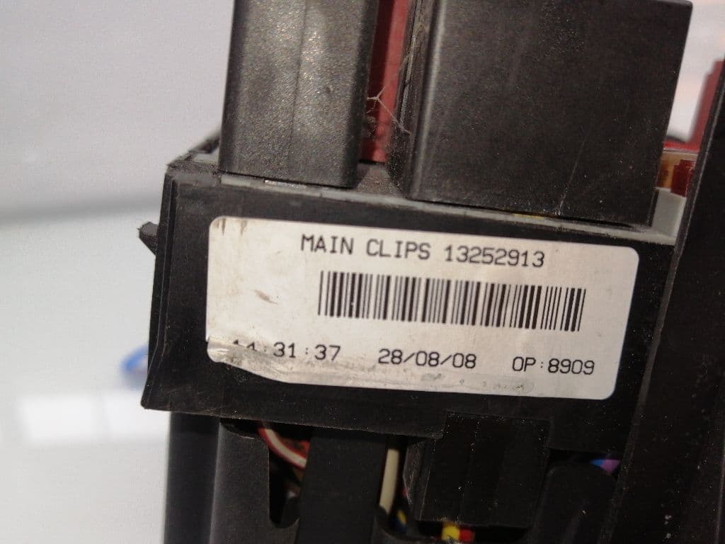 Caja reles / fusibles OPEL CORSA D 5