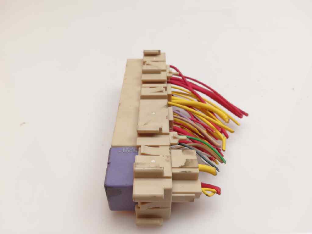 Caja reles / fusibles RENAULT CLIO III 4