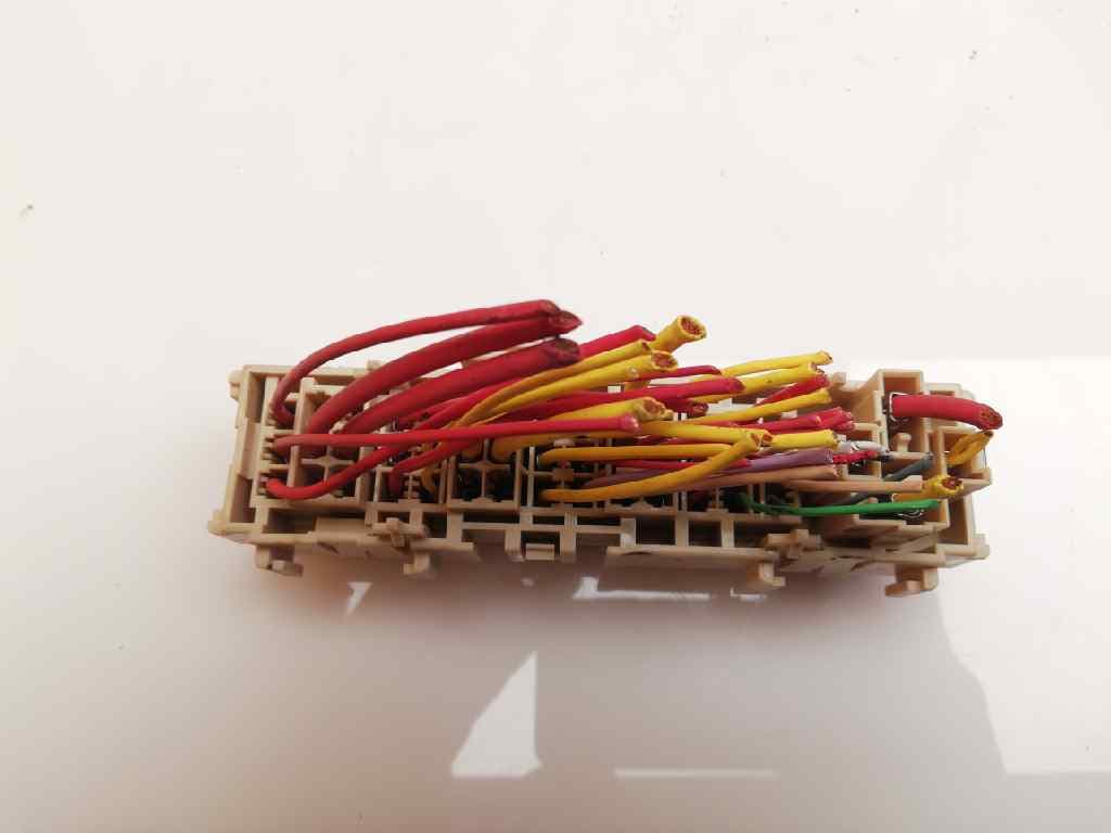 Caja reles / fusibles RENAULT CLIO III 3