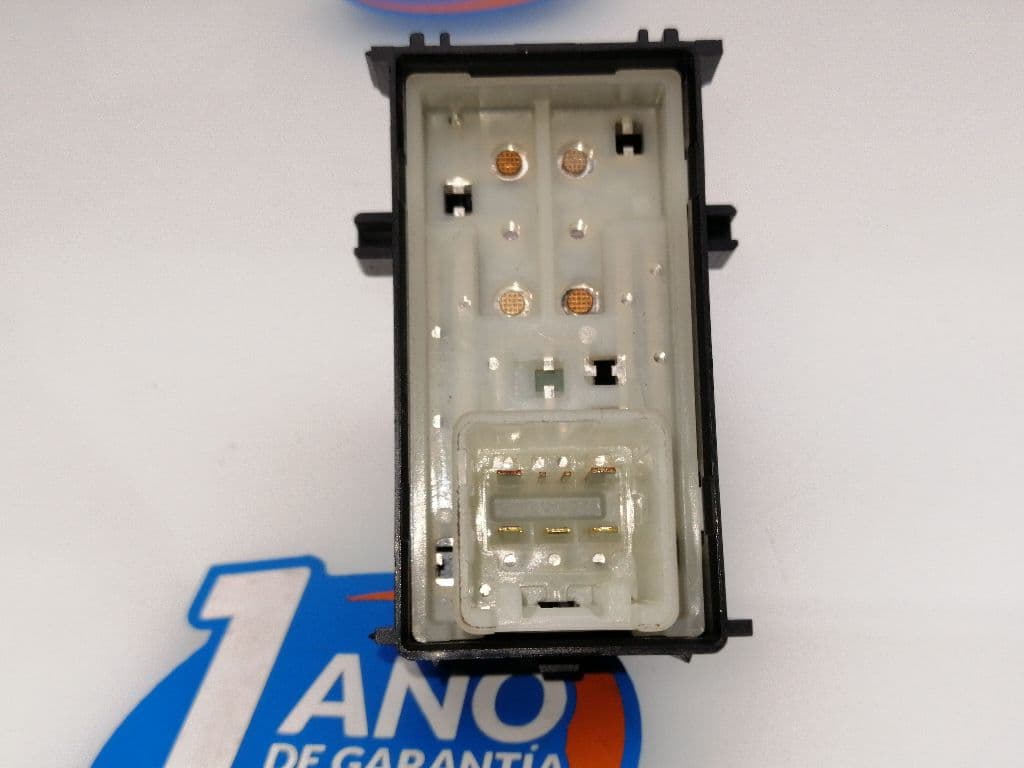 Mando elevalunas delantero derecho TOYOTA HILUX (GUN1) 2