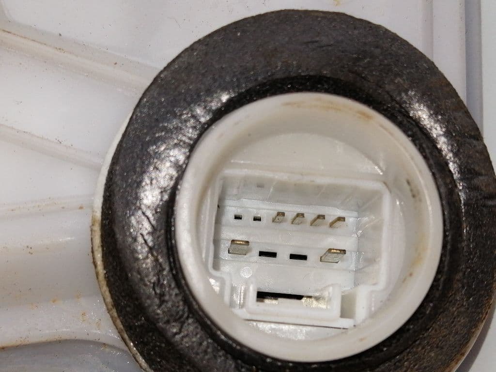 Cerradura puerta delantera izquierda TOYOTA HILUX (GUN1)