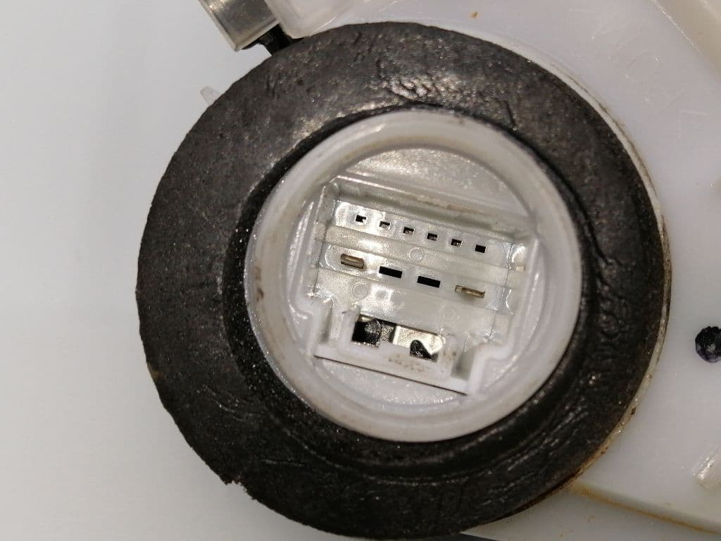 Cerradura puerta trasera izquierda TOYOTA HILUX (GUN1) 2