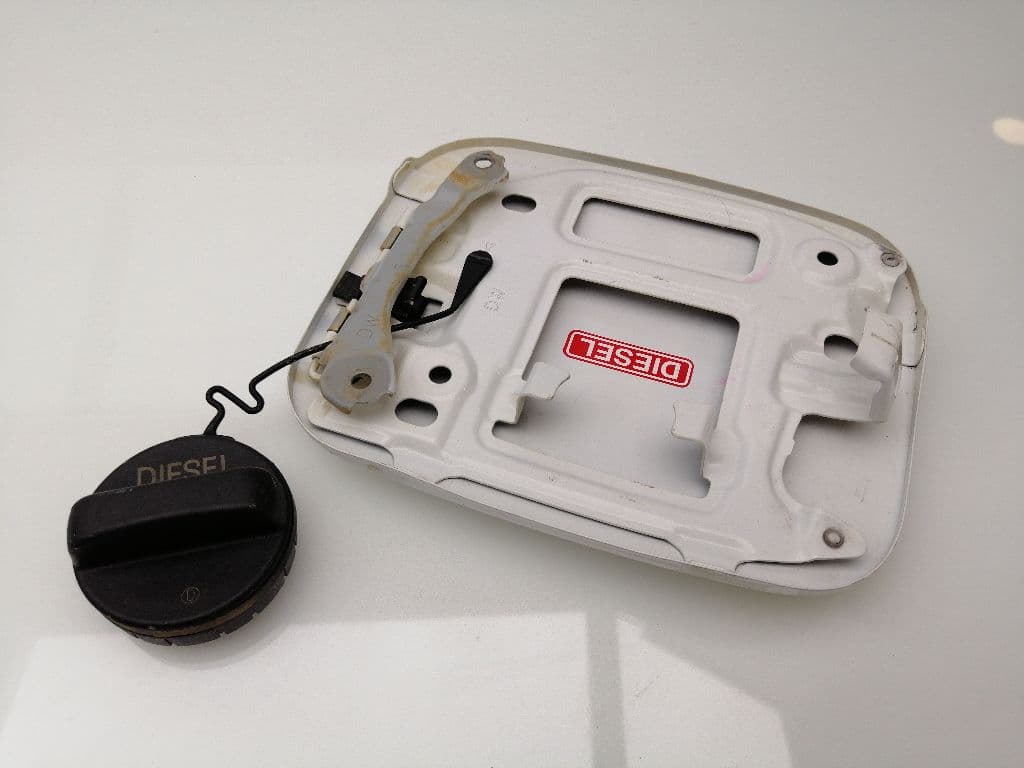 Tapa exterior combustible TOYOTA HILUX (GUN1) 3