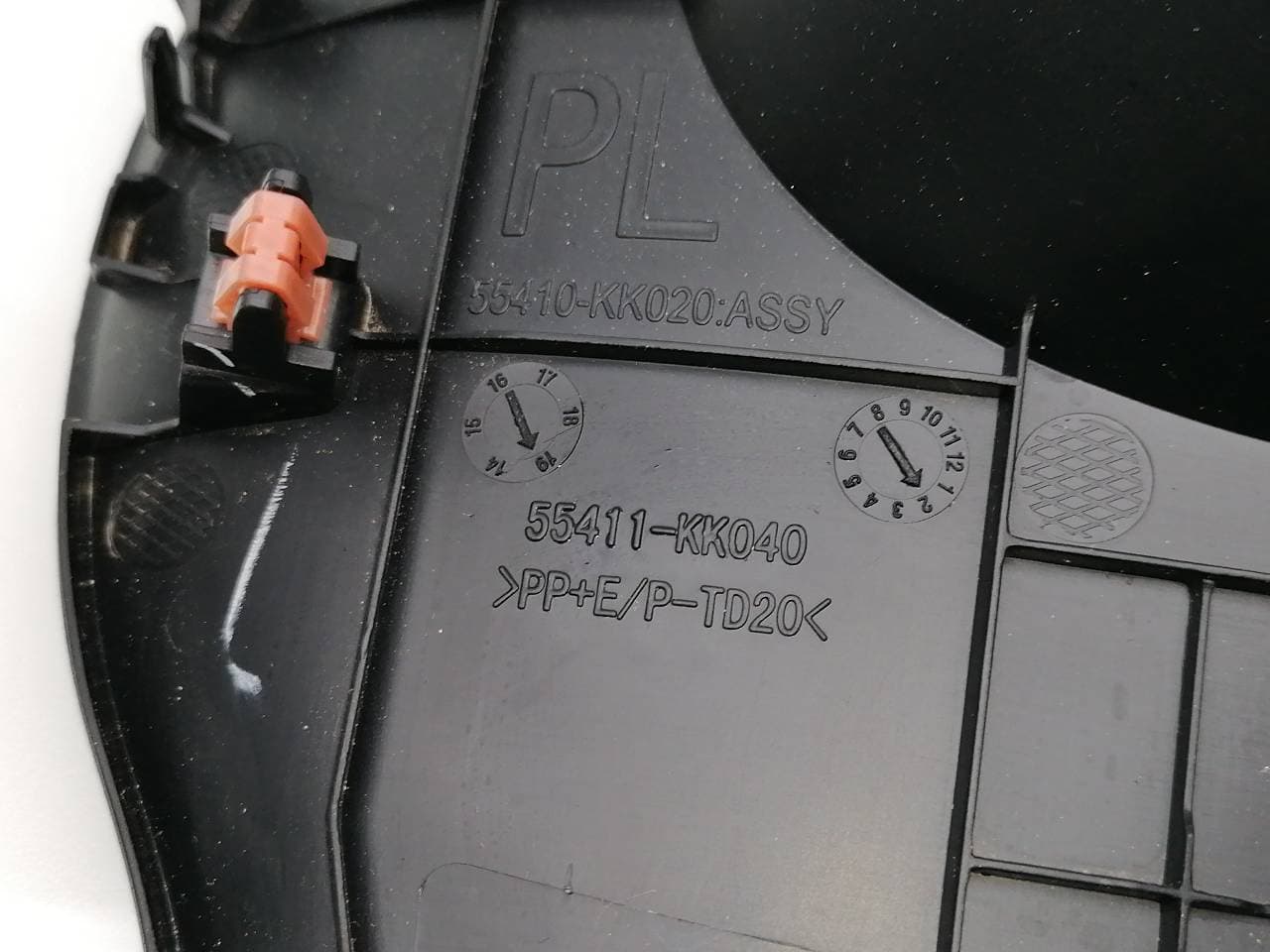 Plastico TOYOTA HILUX (GUN1) 2