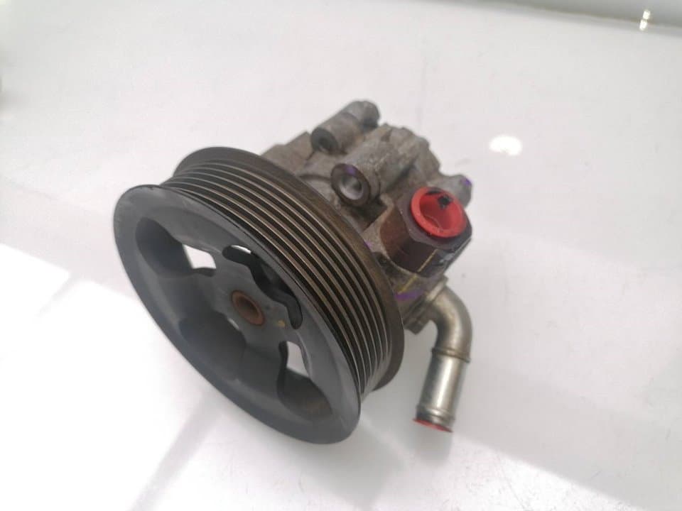 Bomba direccion TOYOTA HILUX (GUN1)