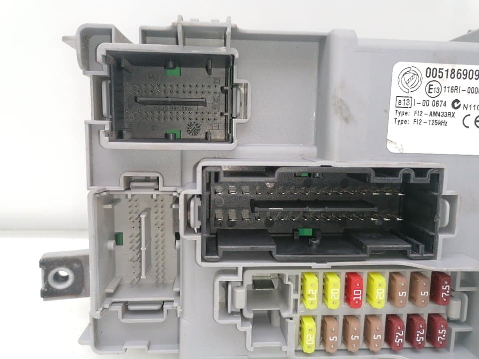 Caja reles / fusibles FIAT PUNTO (199) 4