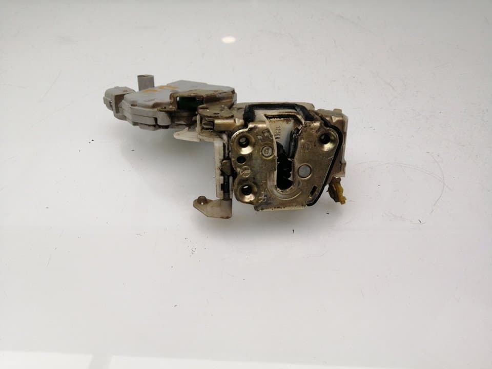 Cerradura puerta delantera derecha NISSAN TERRANO II (R20)