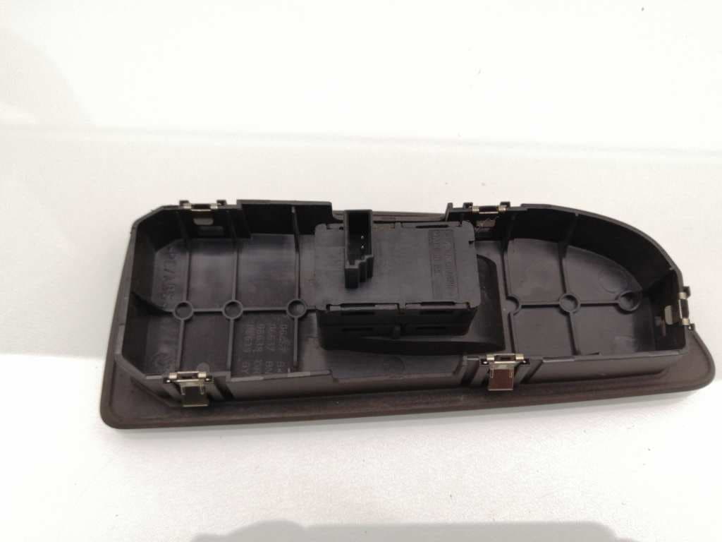 Mando elevalunas delantero derecho BMW SERIE 1 LIM 3