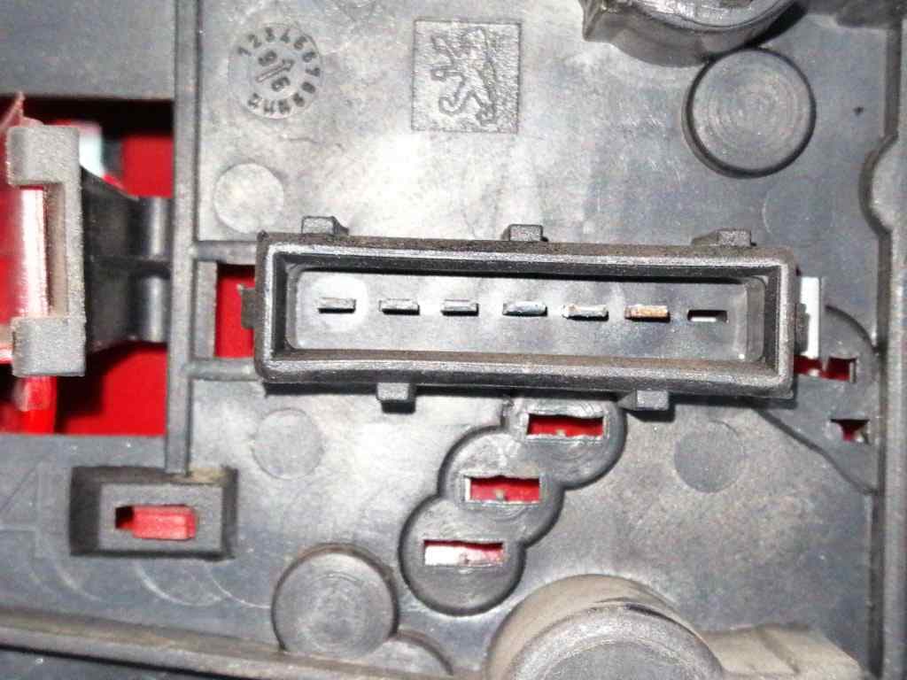 Piloto trasero izquierdo PEUGEOT 106 (S1) 3