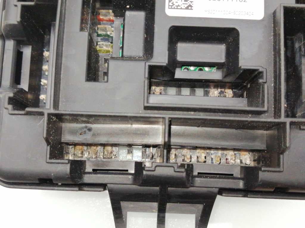 Caja reles / fusibles BMW SERIE 1 LIM 3