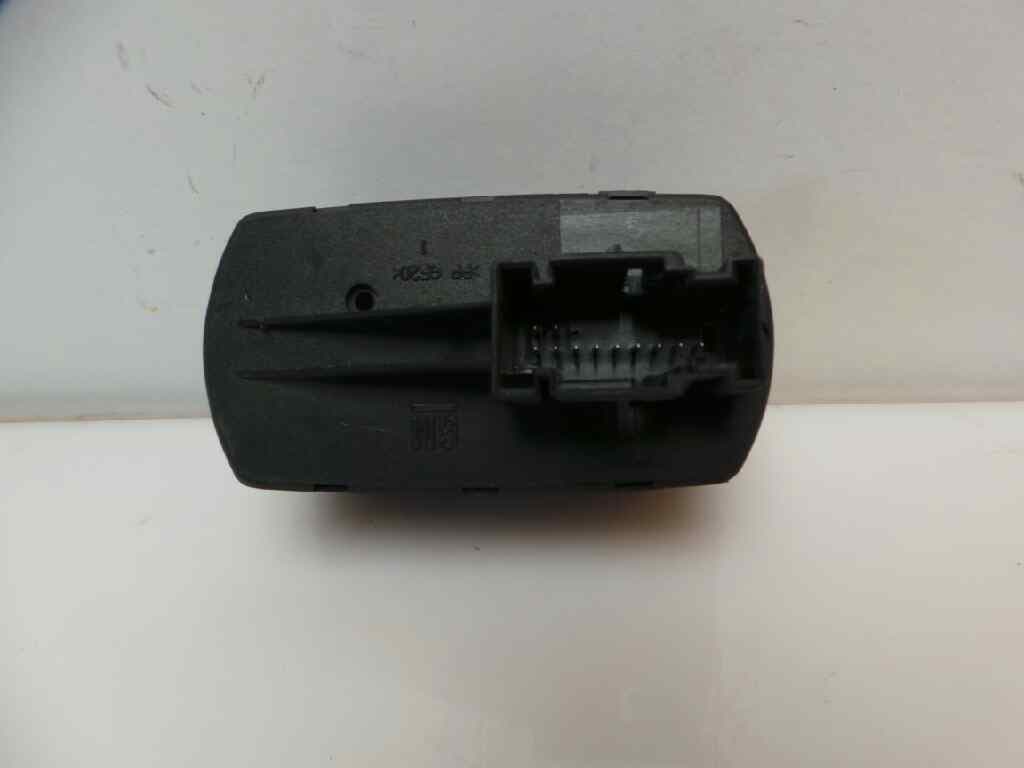Mando elevalunas delantero izquierdo OPEL CORSA D 3