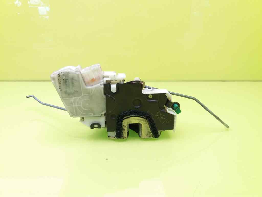 Cerradura puerta delantera derecha NISSAN PICK-UP (Y720)