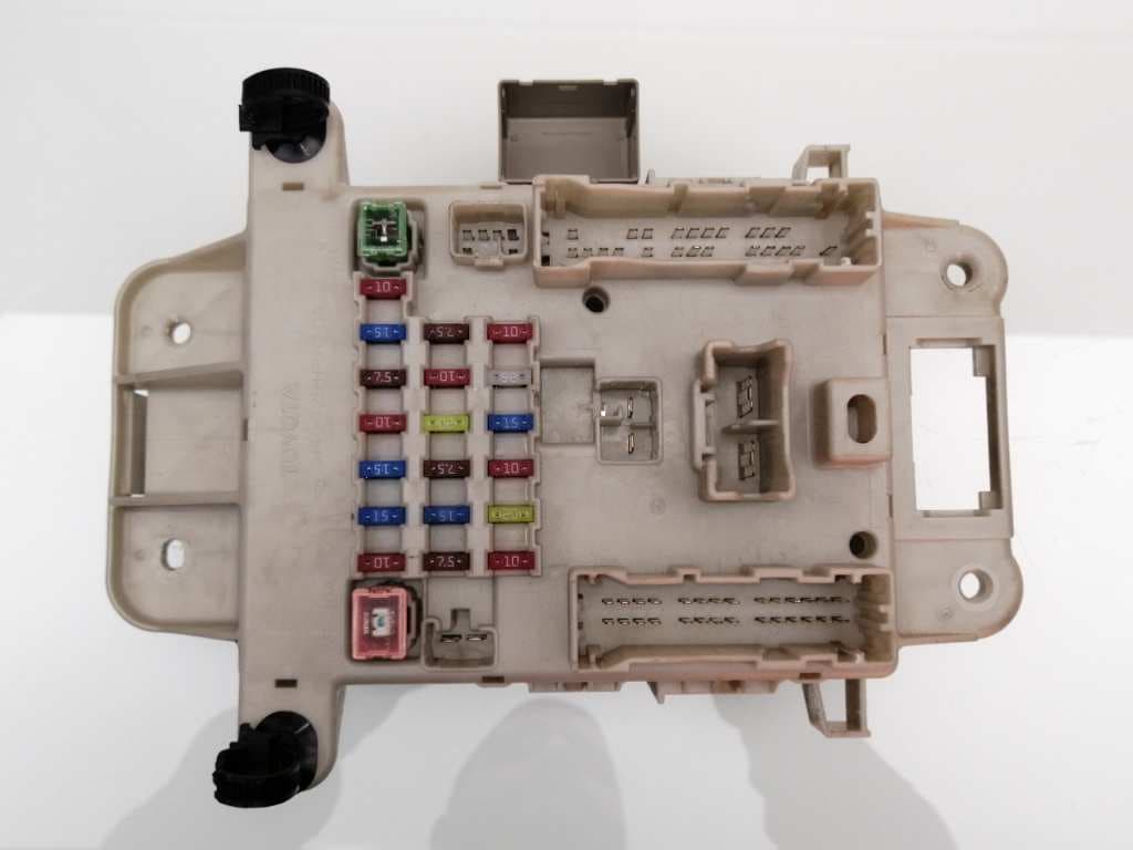 Caja reles / fusibles TOYOTA RAV 4 (A2) 2