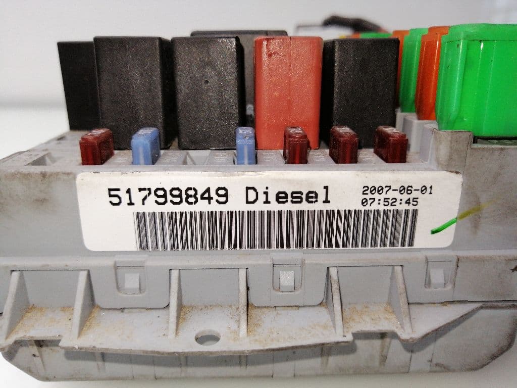 Caja reles / fusibles FIAT LINEA (110) 2