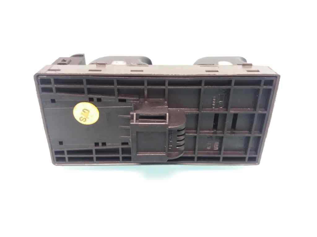 Mando elevalunas delantero izquierdo AUDI A4 BERLINA (8E) 3