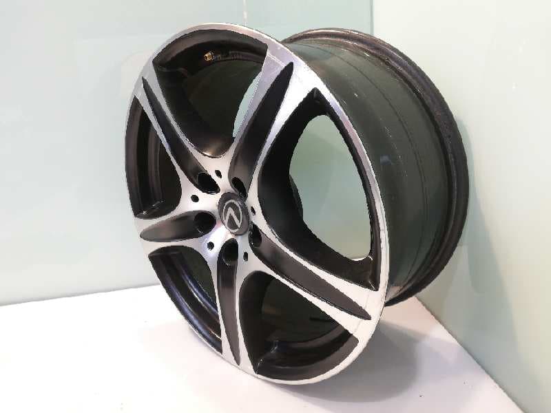 Llanta LEXUS IS 5