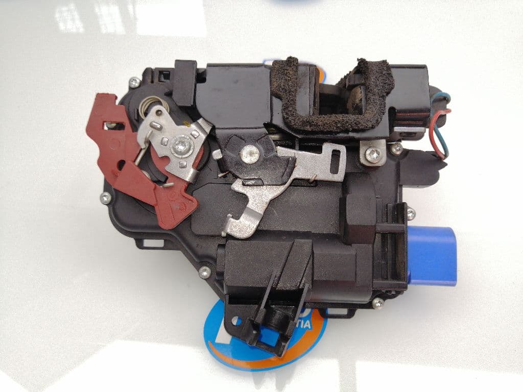 Cerradura puerta delantera derecha SKODA FABIA 3