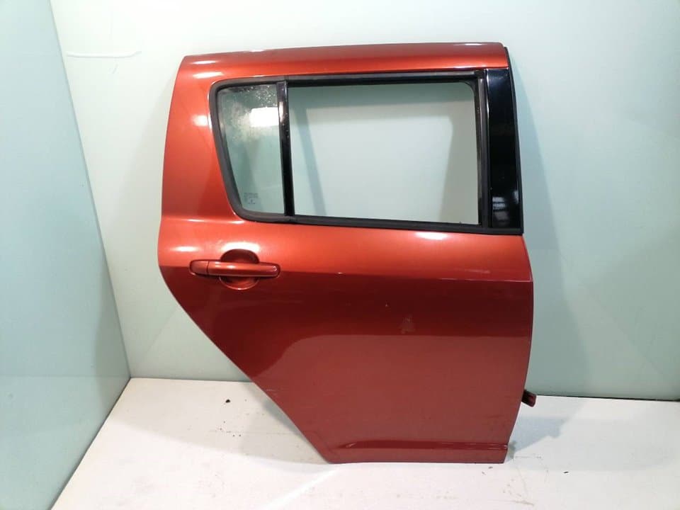 Puerta trasera derecha SUZUKI SWIFT SF BERLINA (EA)