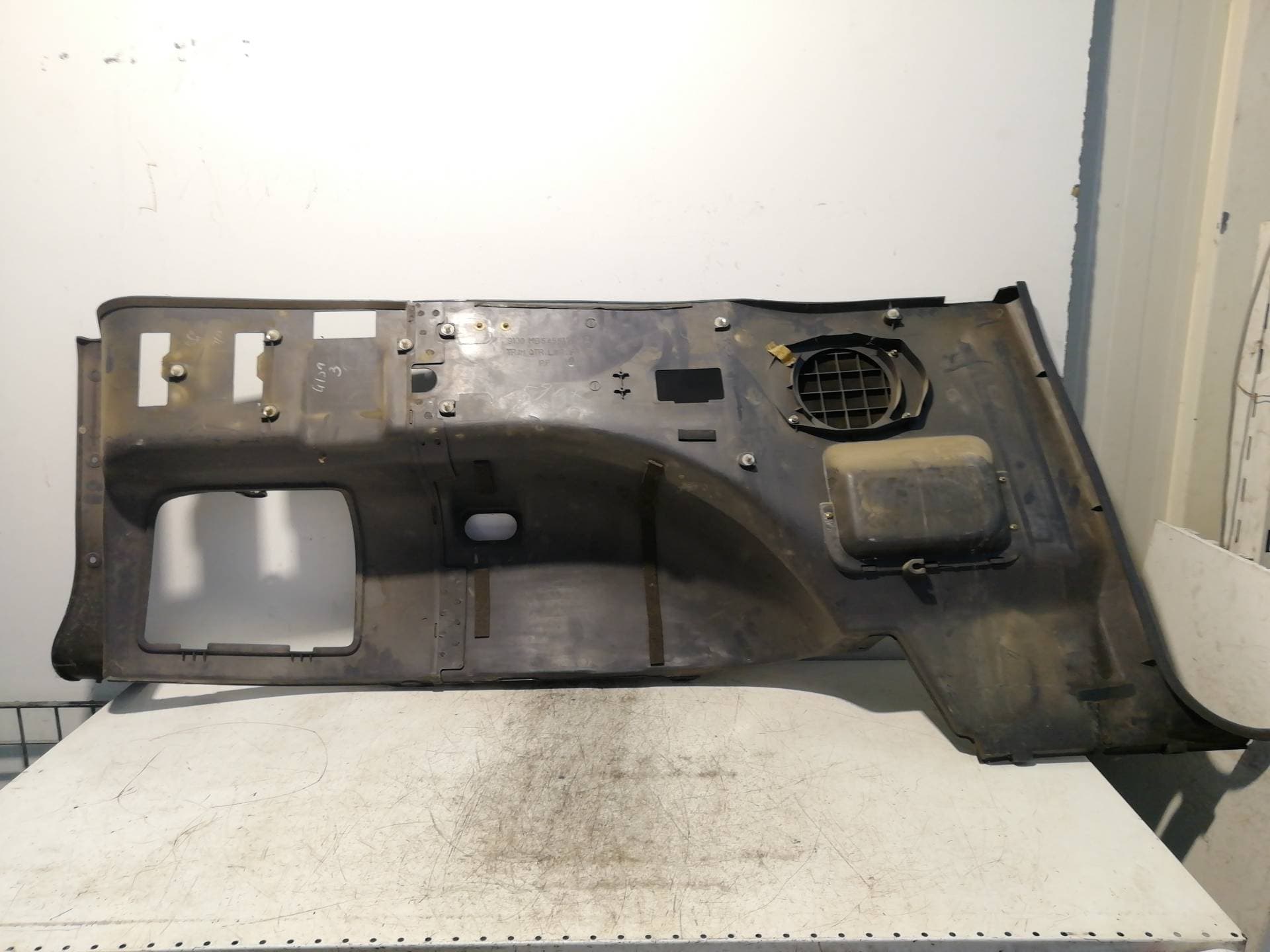 Guarnecido puerta trasera derecha MITSUBISHI MONTERO (V20/V40) 5