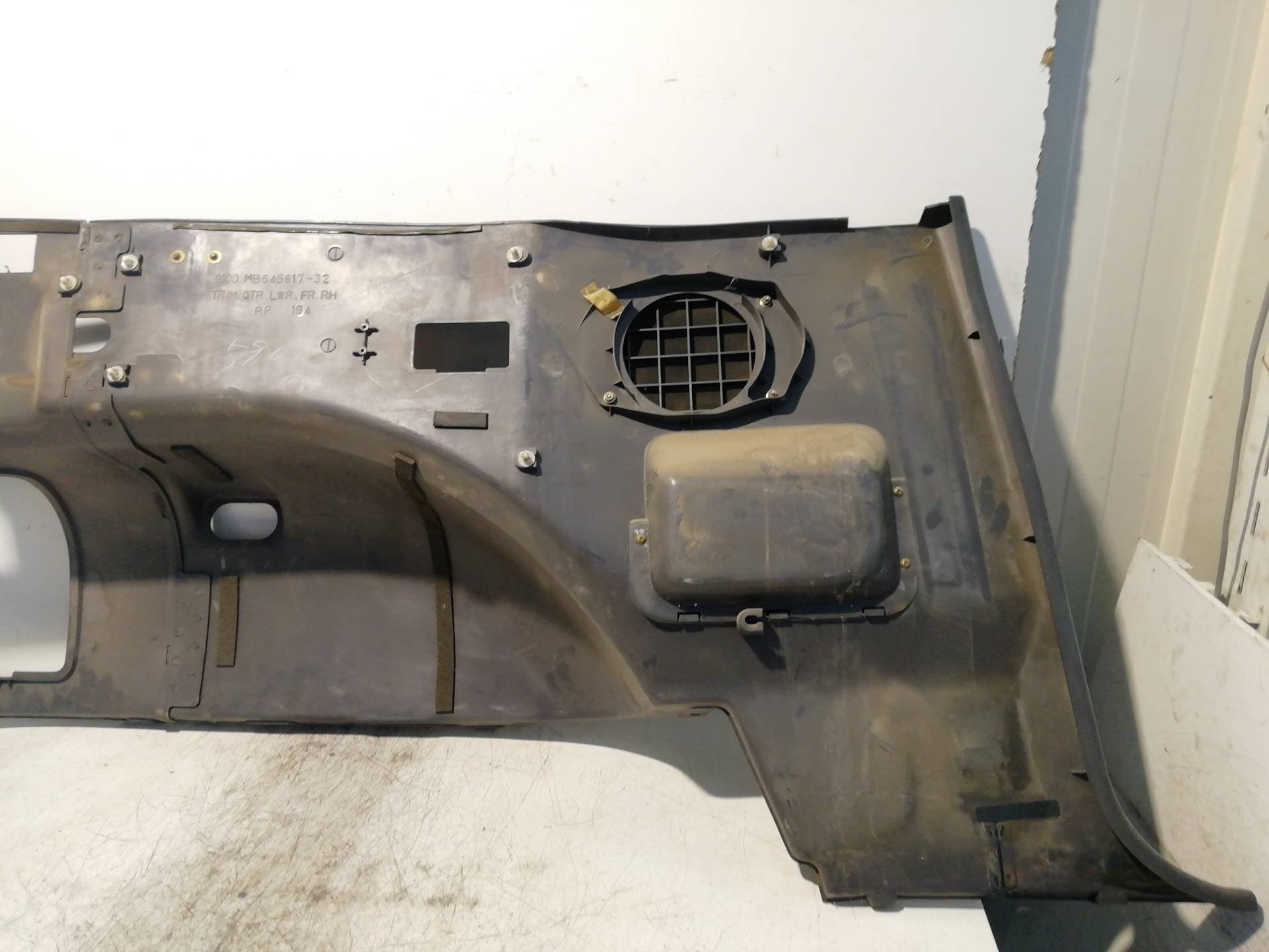 Guarnecido puerta trasera derecha MITSUBISHI MONTERO (V20/V40) 3