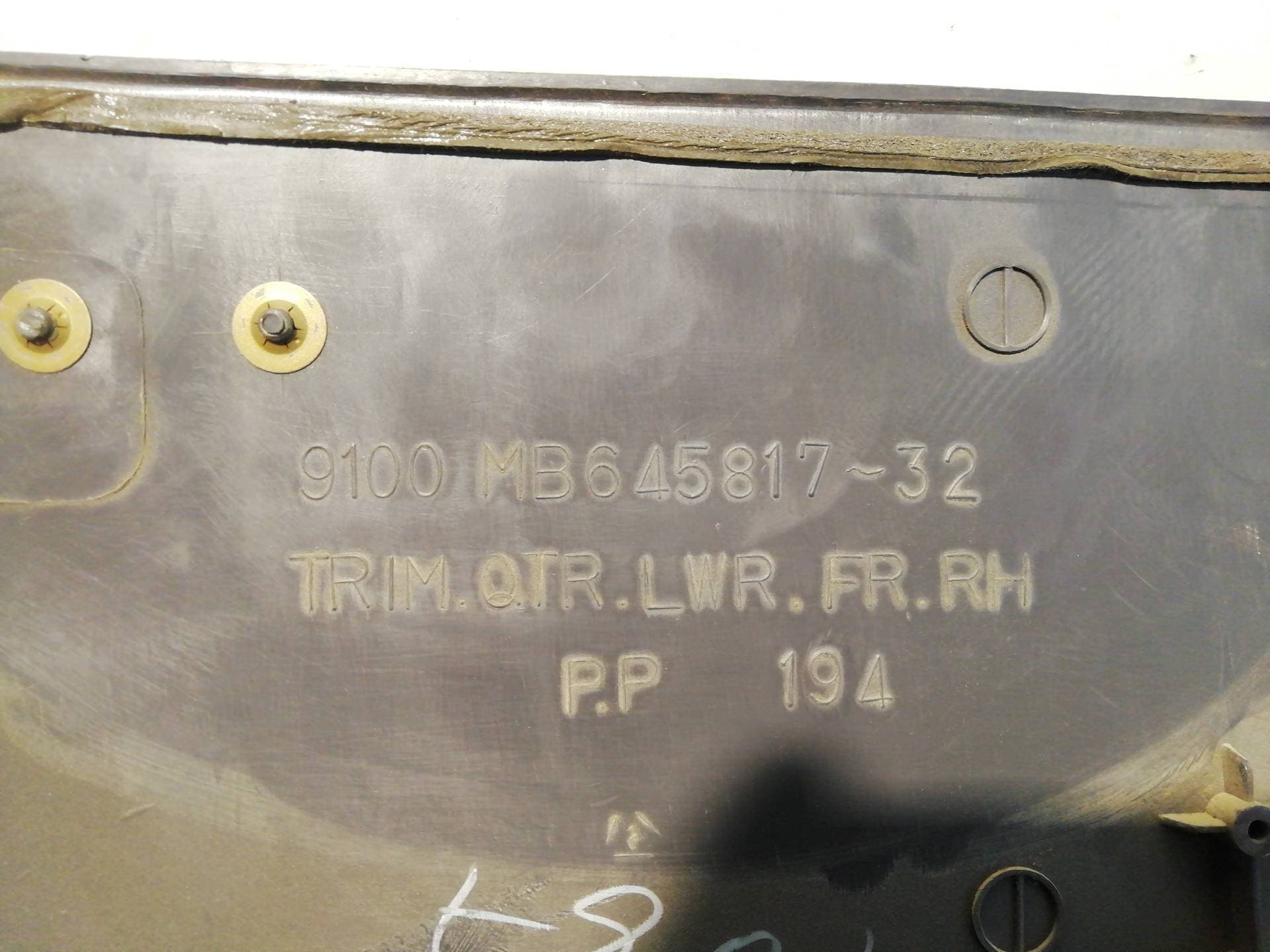 Guarnecido puerta trasera derecha MITSUBISHI MONTERO (V20/V40) 2
