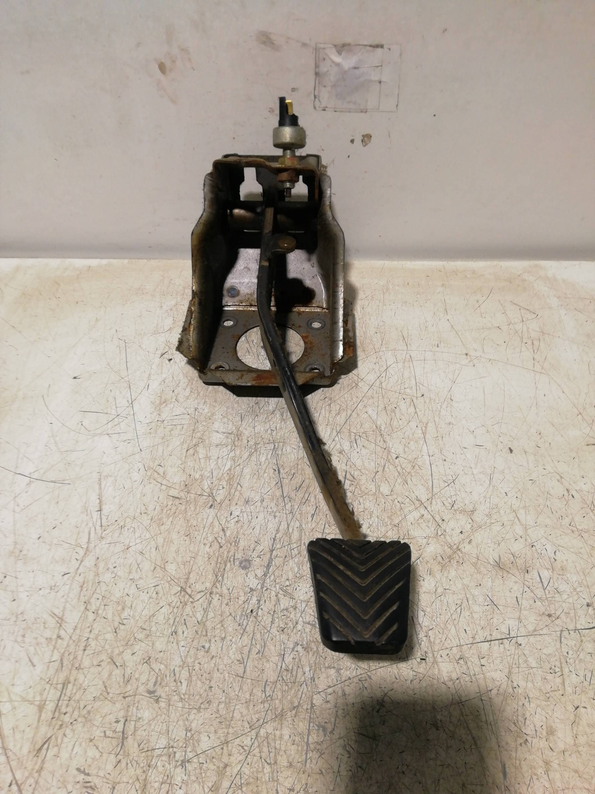 Pedal freno MITSUBISHI MONTERO (V20/V40)