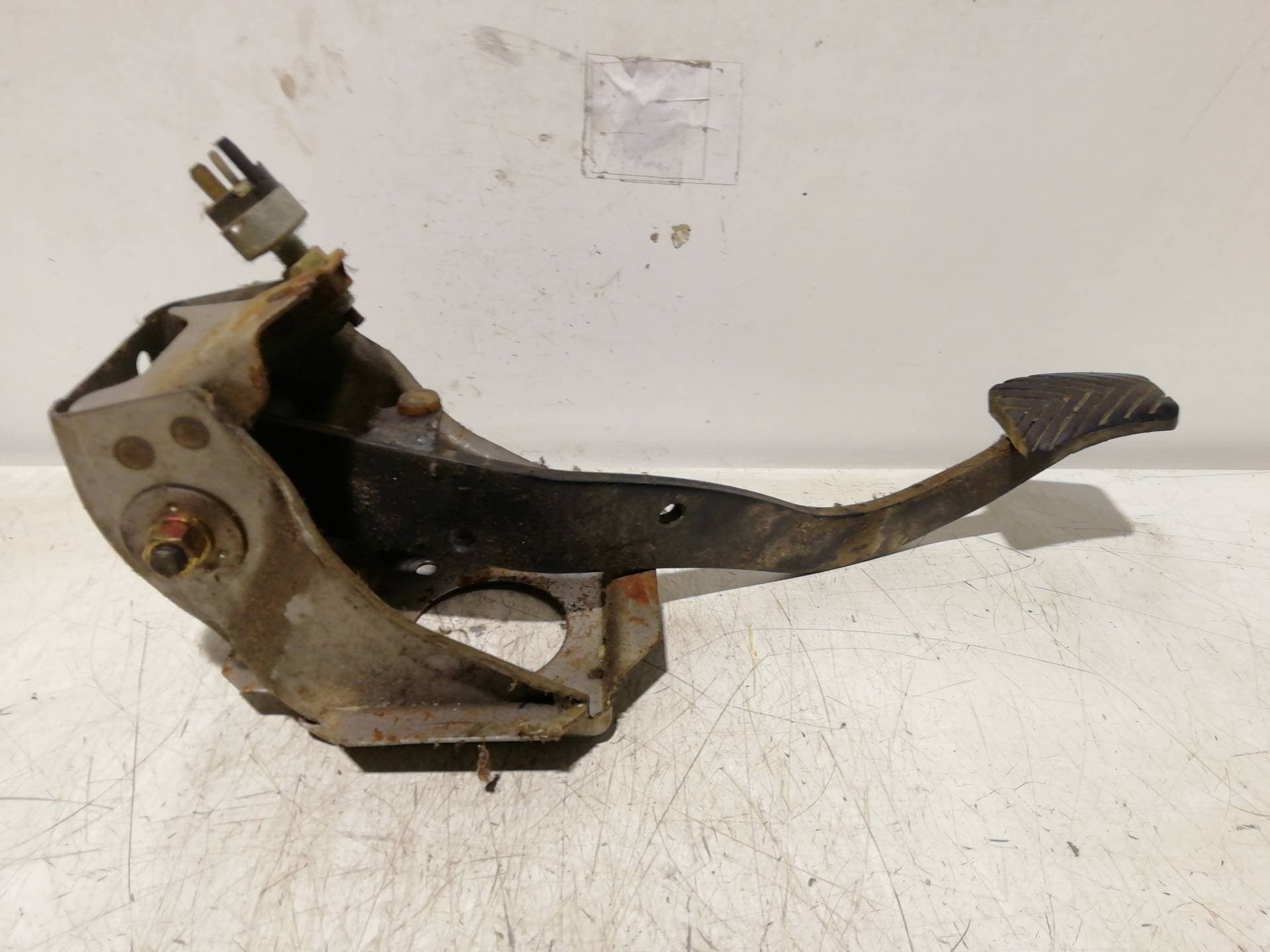 Pedal freno MITSUBISHI MONTERO (V20/V40) 4