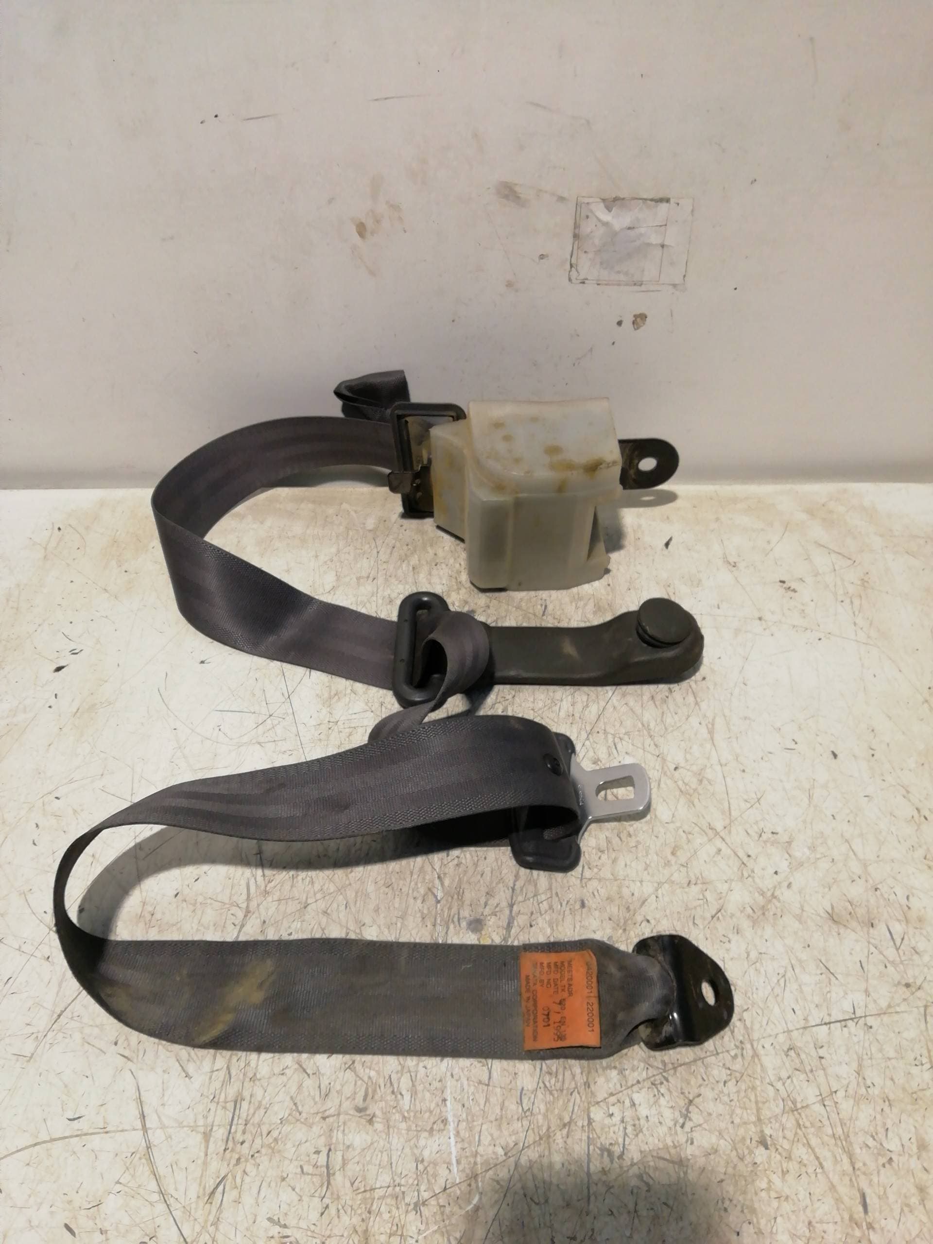 Cinturon seguridad trasero derecho MITSUBISHI MONTERO (V20/V40)