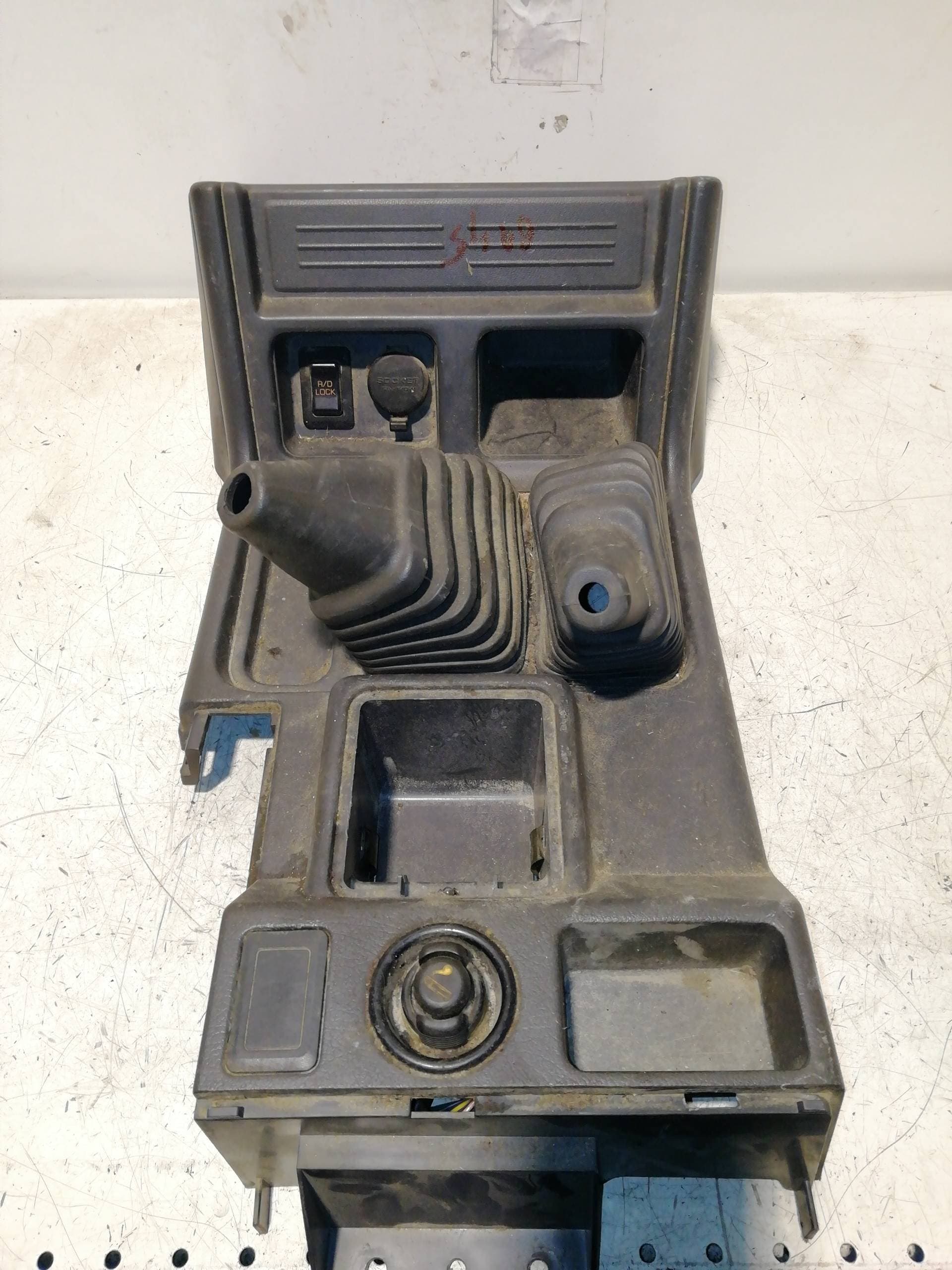 Consola central MITSUBISHI MONTERO (V20/V40)