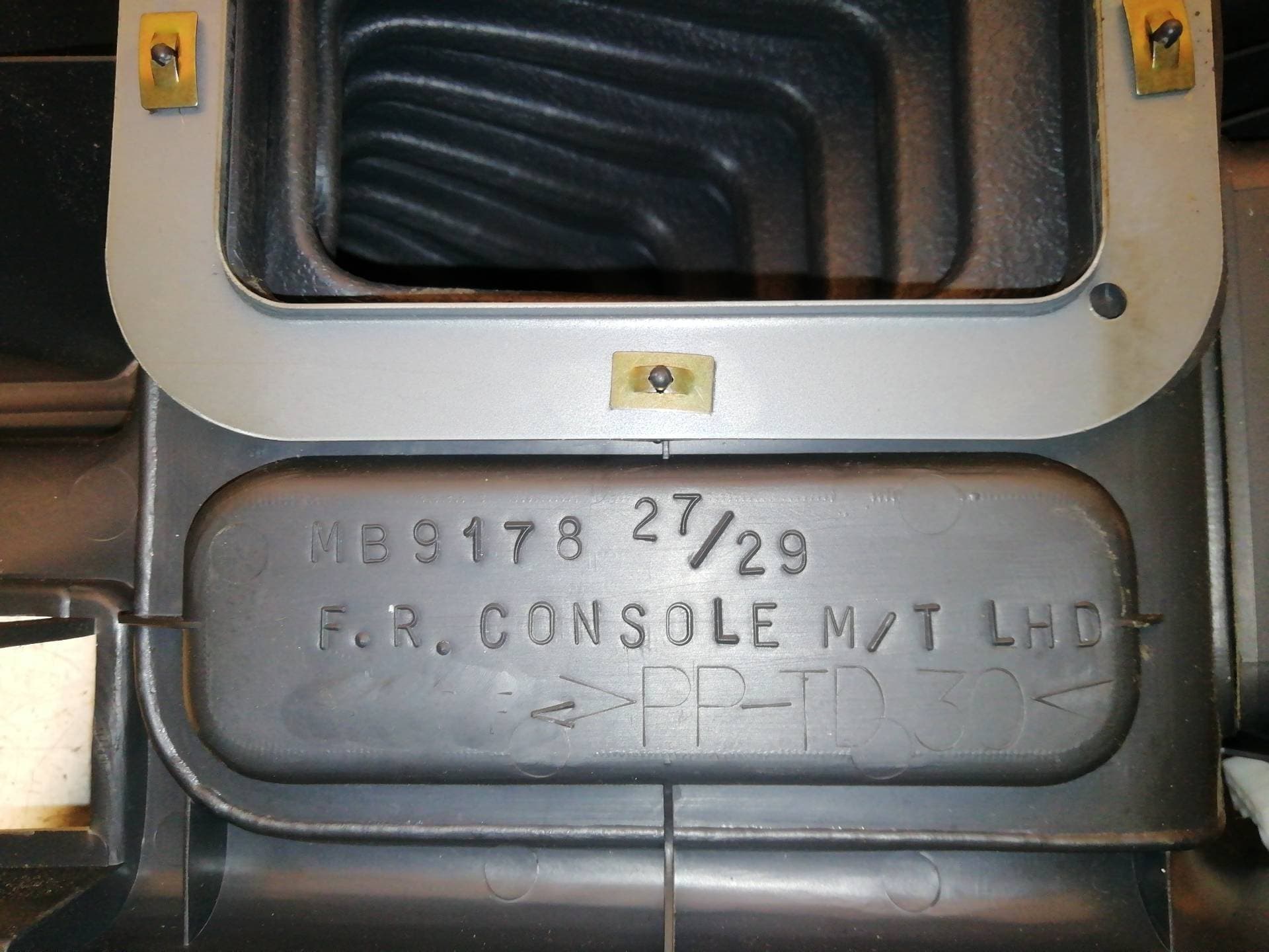 Consola central MITSUBISHI MONTERO (V20/V40) 2