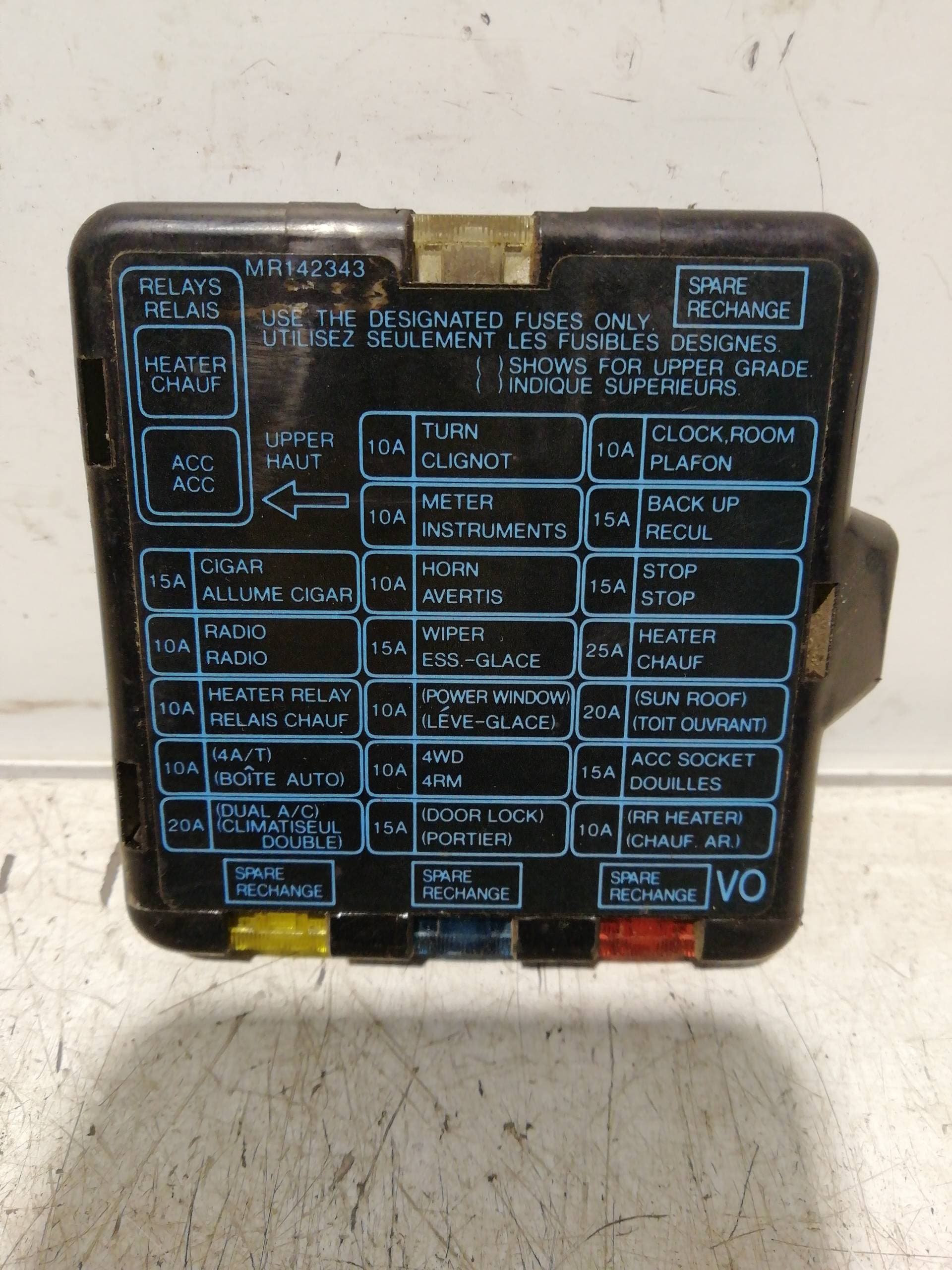 Caja reles / fusibles MITSUBISHI MONTERO (V20/V40)