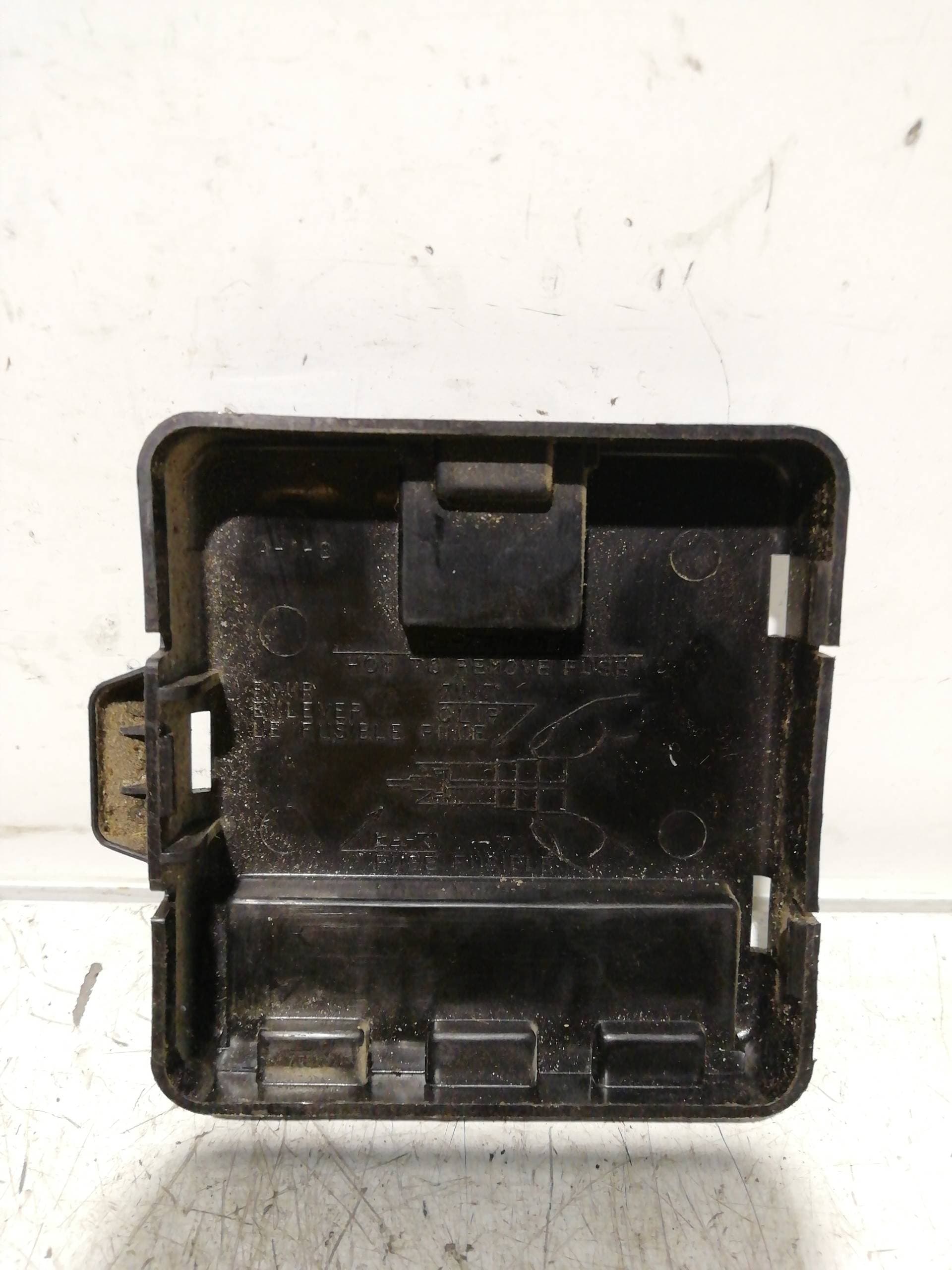 Caja reles / fusibles MITSUBISHI MONTERO (V20/V40) 2