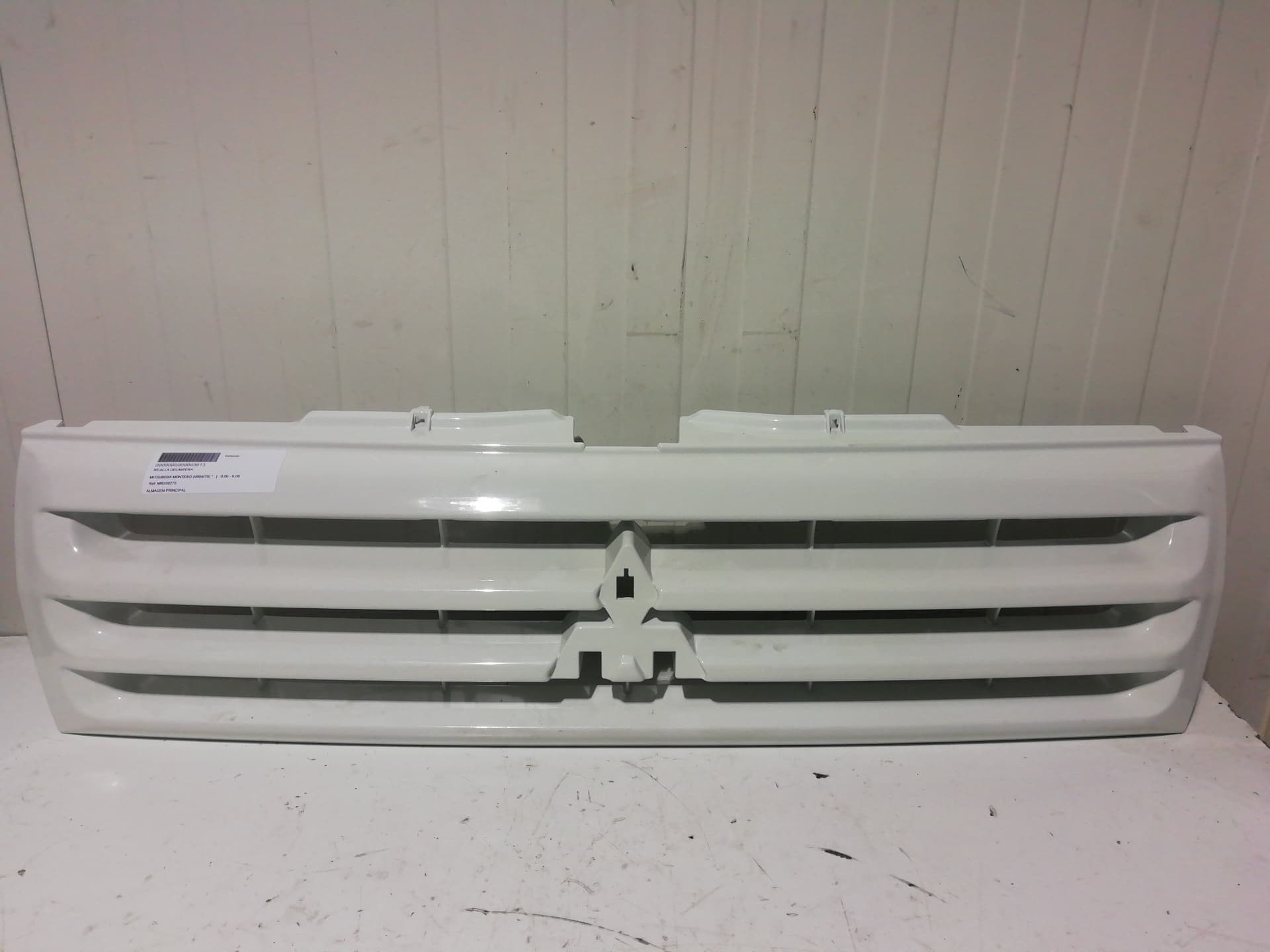 Rejilla delantera MITSUBISHI MONTERO (V20/V40)