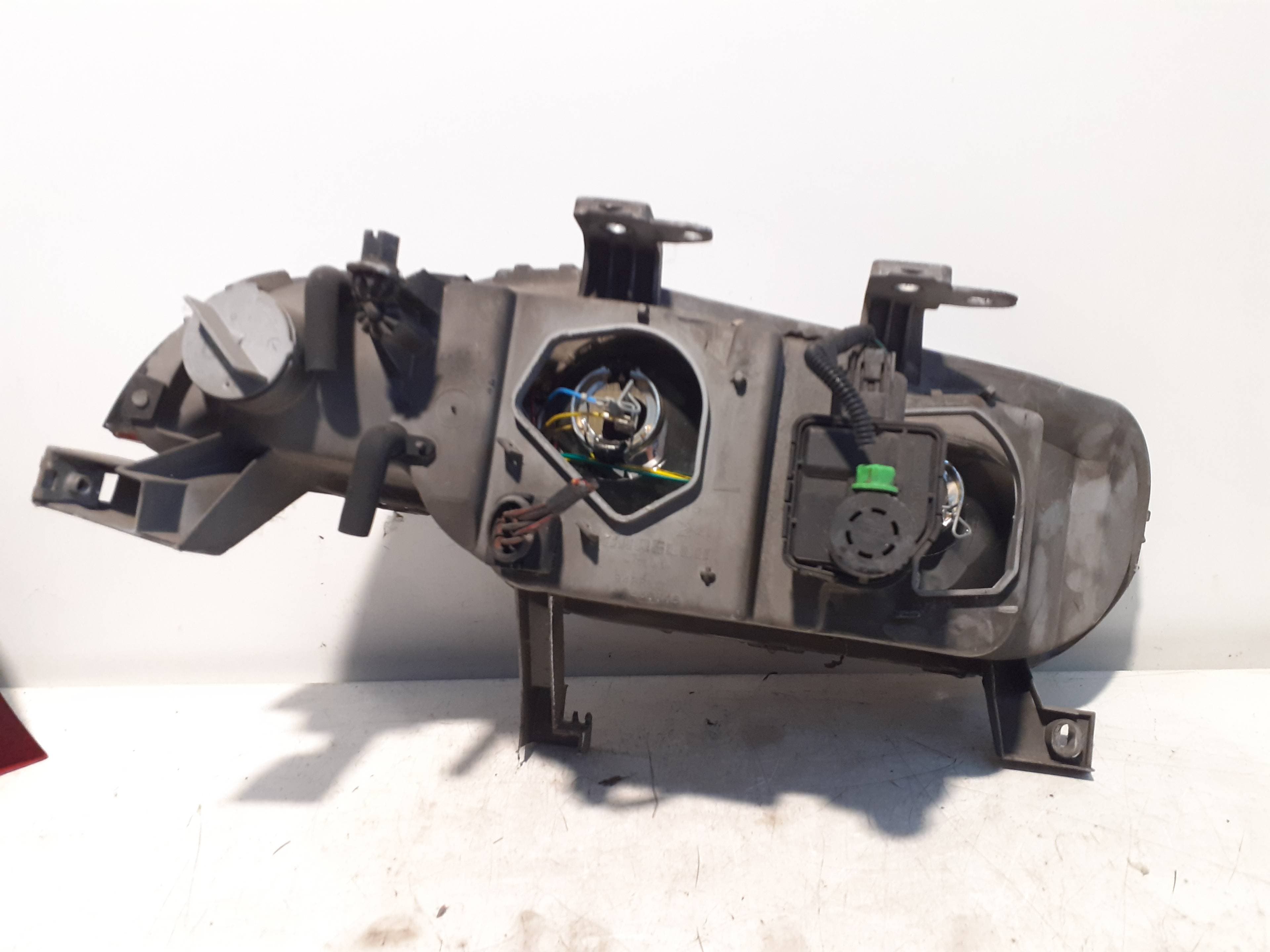 Faro izquierdo MG SERIE 200 (RF) 3