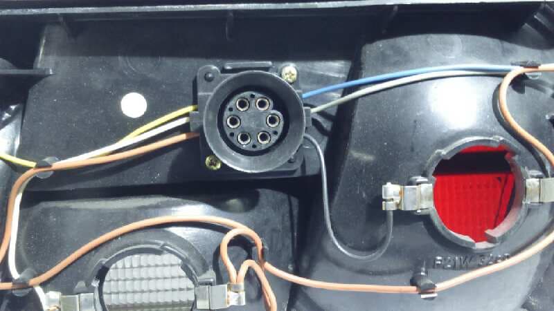 Recambio de PILOTO TRASERO IZQUIERDO para BMW SERIE 7 (E32) referencia OEM IAM 1374025L 4